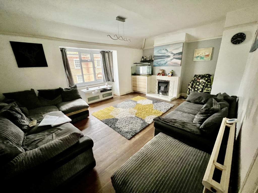 Lot: 148 - TWO-BEDROOM COACH HOUSE FOR UPDATING - View of the living room